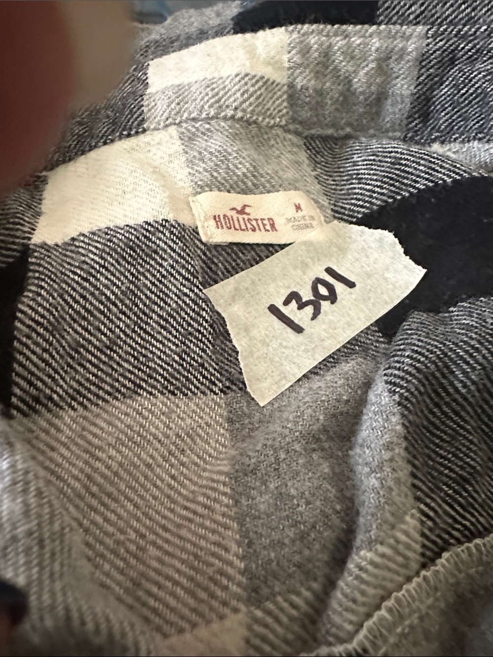 Hollister women's Black & White Plaid Button-Up Shirt size M/pre owned 1301 - Picture 4 of 4